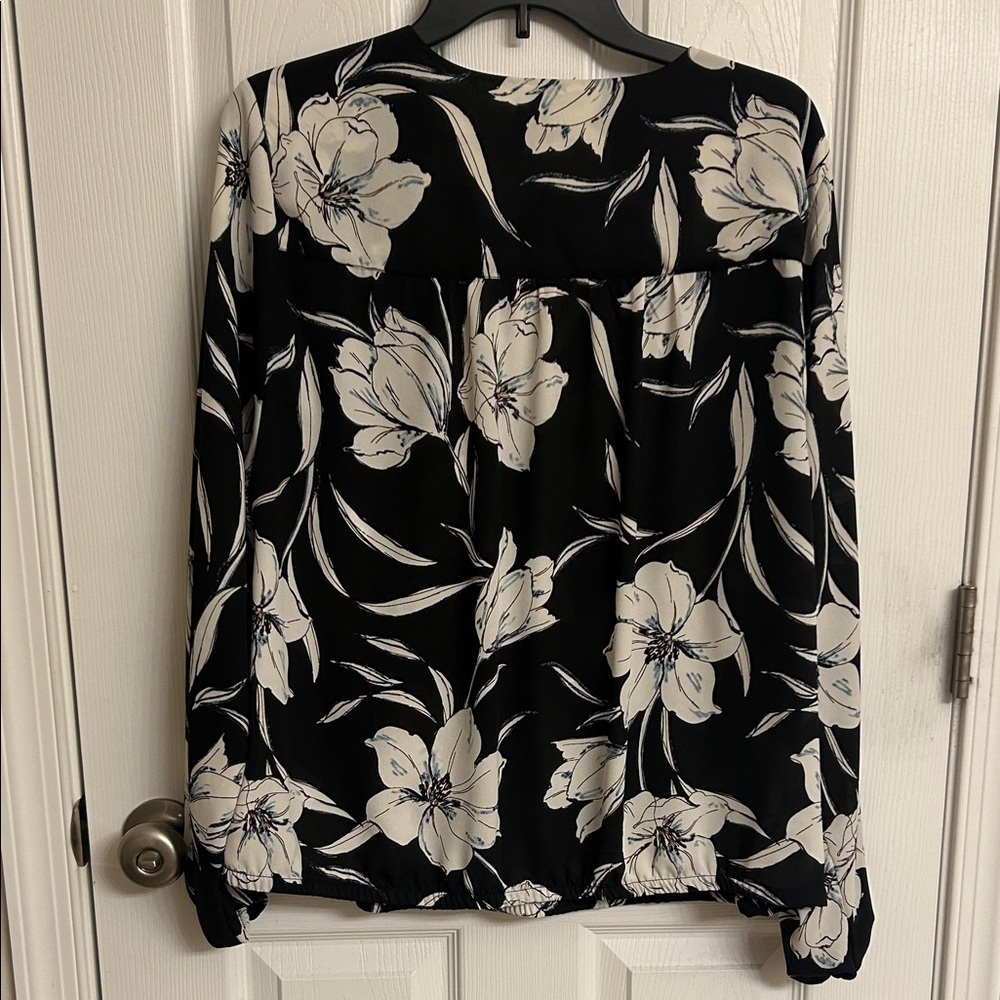 torrid Black White Floral Wrap Blouse Elastic Waist & Cuffs Relaxed Fit Size 12 - Picture 2 of 9